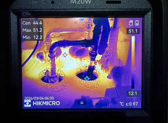 Lekdetectiespecialist van 040 Lekdetectie zoekt de oorzaak van de lekkage met een infrarood-, oftewel thermografische camera.