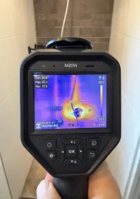 Lekdetectiespecialist van 040 Lekdetectie voert thermografische lekdetectie uit in een badkamer in Eindhoven.
